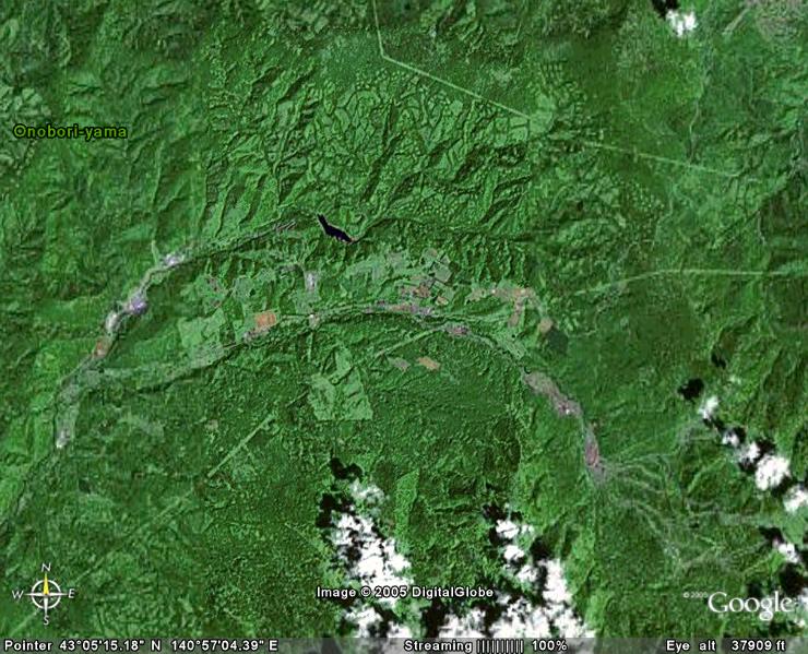 後志の山の中
衛星写真で見ると後志の山の中に地図で確認できない「道」があります。電気の道(送電線)です。
